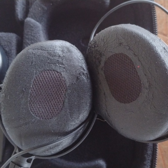 Bose Black and Silver Over-Ear Headphones NEW - Picture 2 of 5